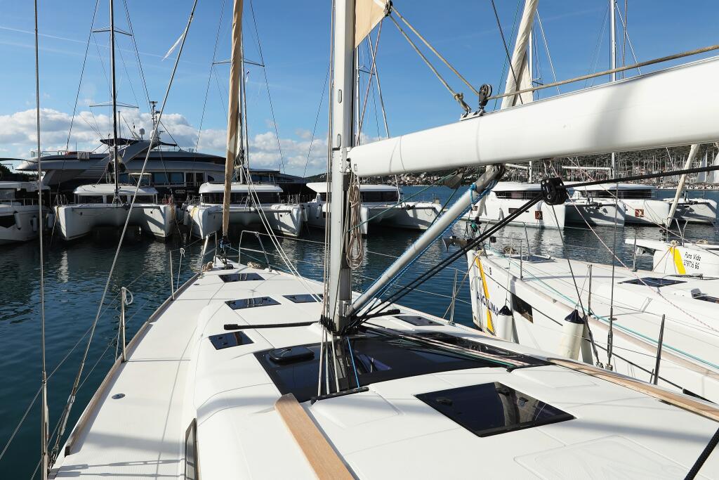 Sailing yacht 