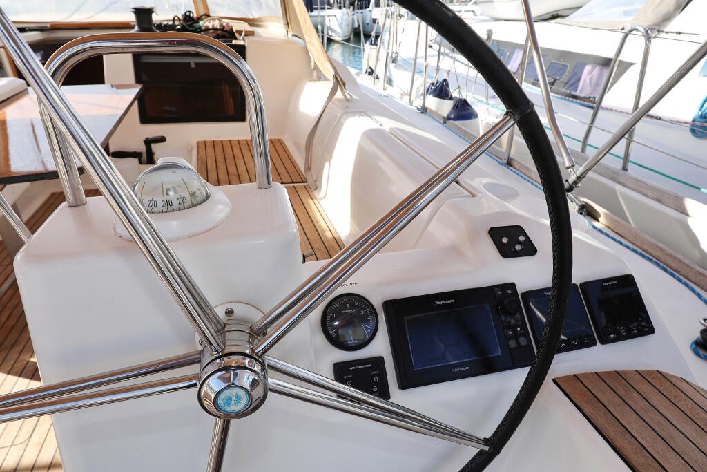 Sailing yacht 