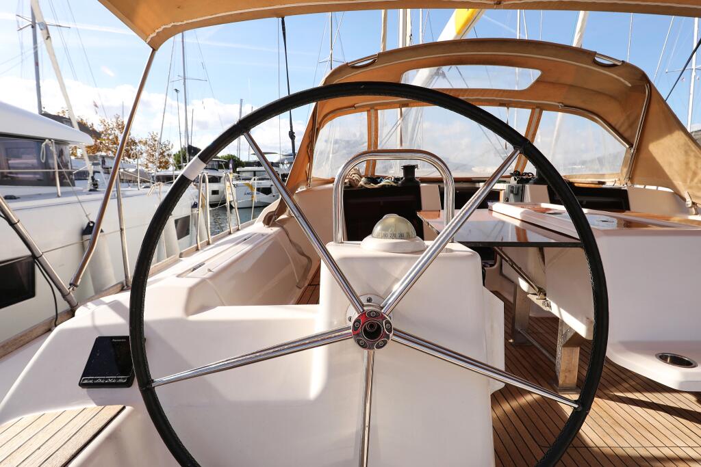 Sailing yacht 