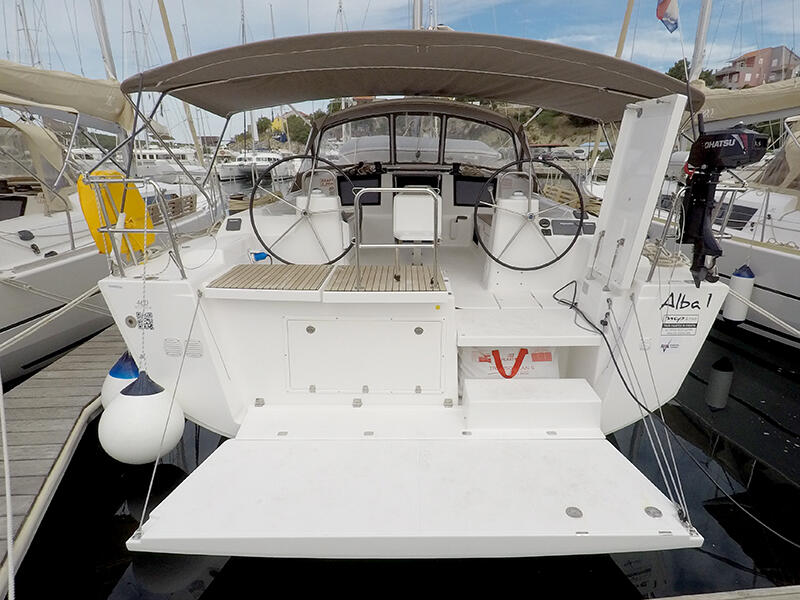 Sailing yacht 
