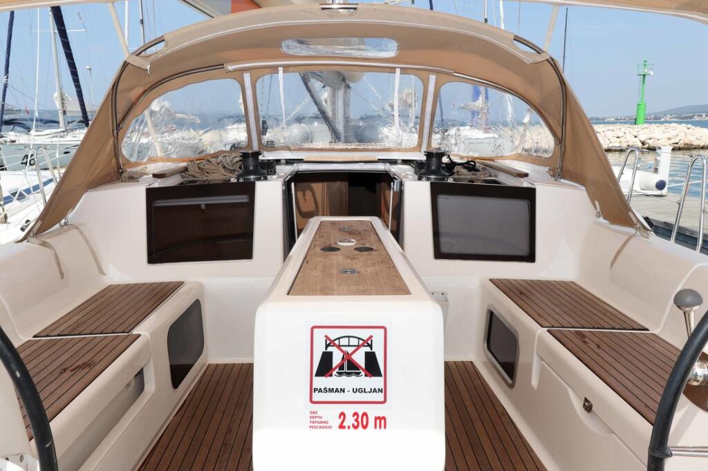 Sailing yacht 