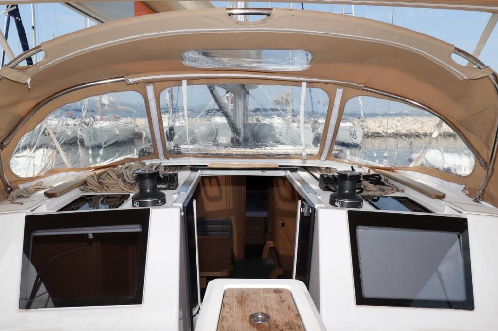 Sailing yacht 