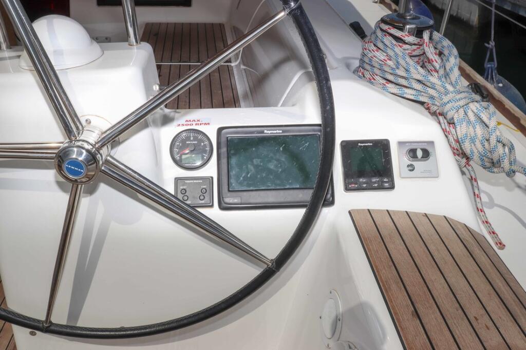 Sailing yacht 