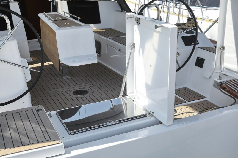Sailing yacht 