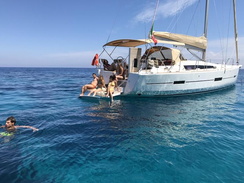 Sailing yacht 