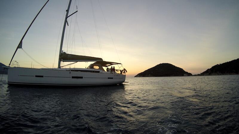 Sailing yacht 