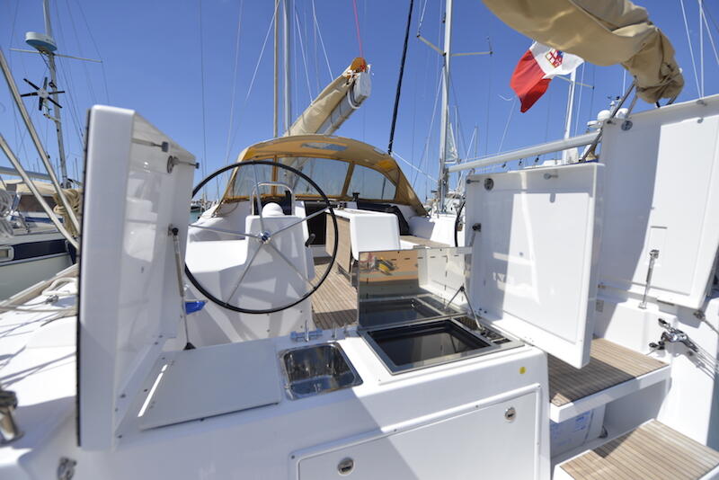Sailing yacht 