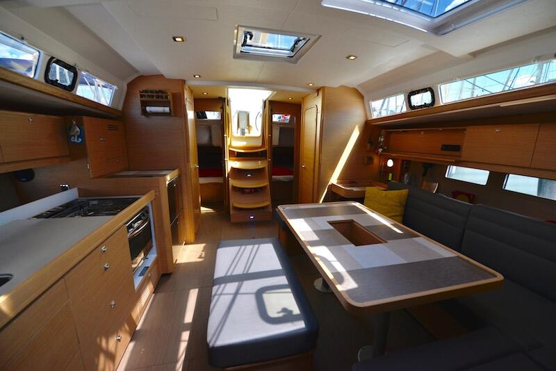 Sailing yacht 