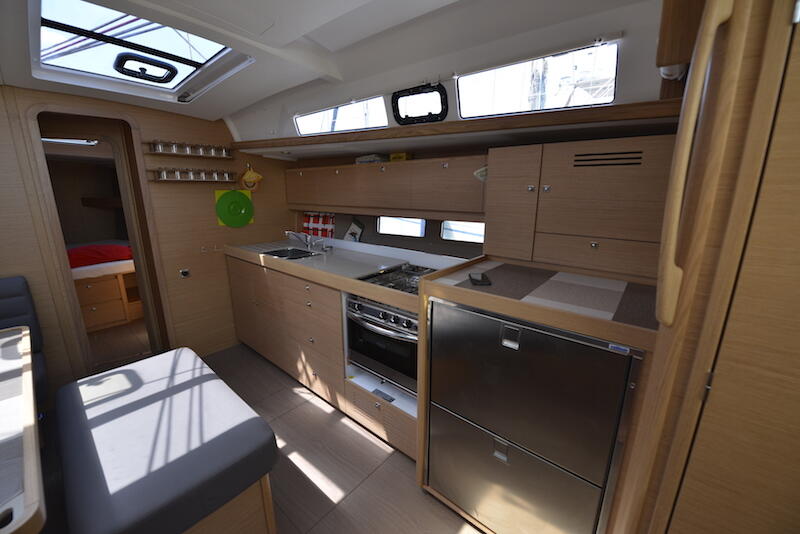 Sailing yacht 