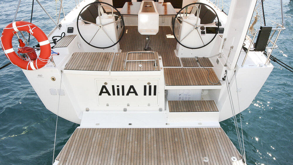 Sailing yacht 