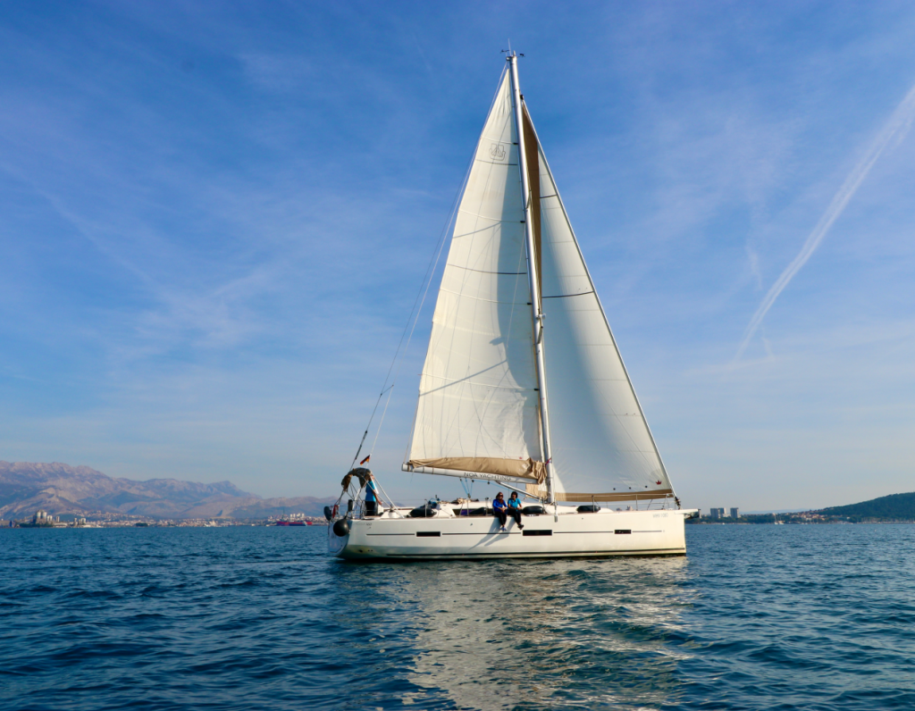 Sailing yacht 