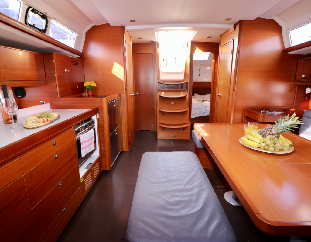 Sailing yacht 