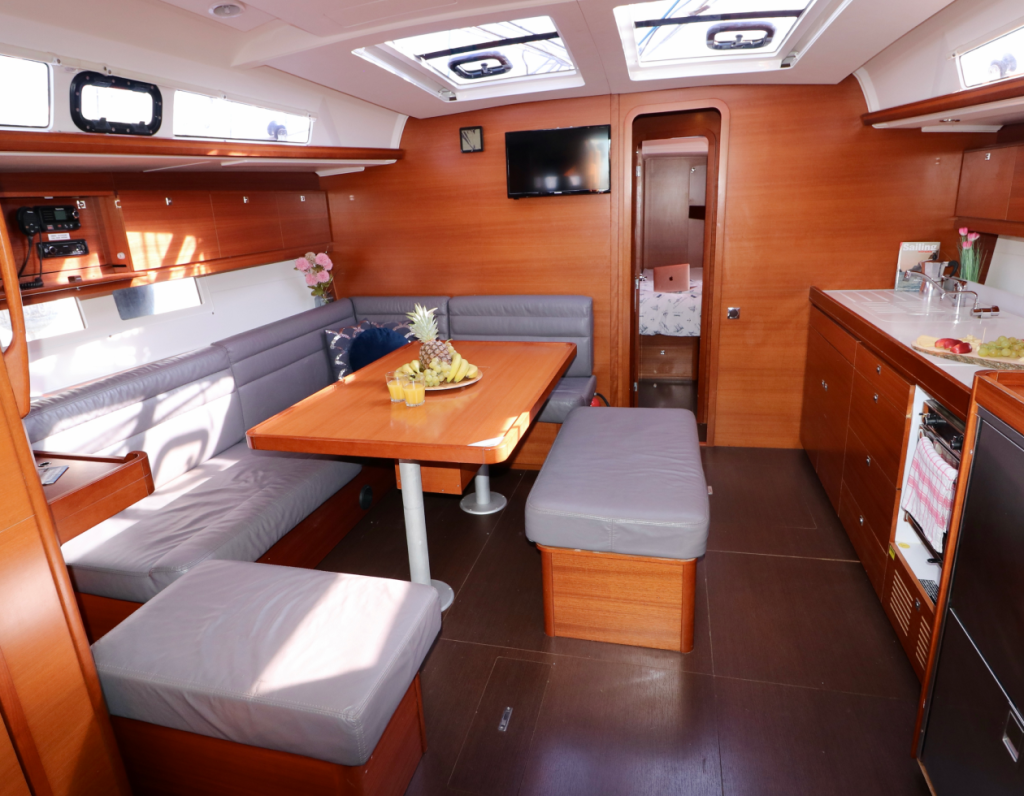Sailing yacht 
