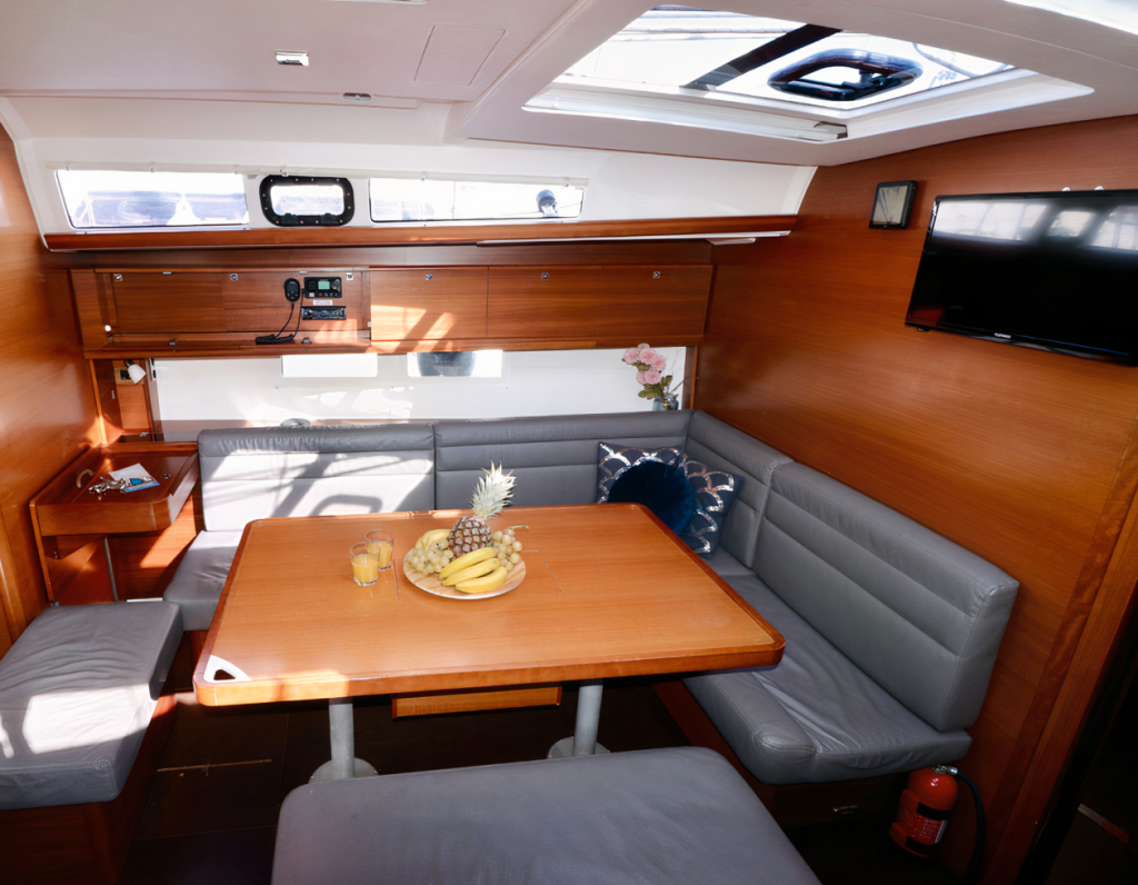 Sailing yacht 