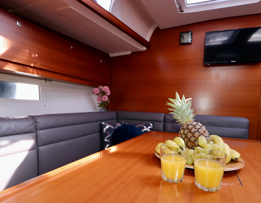 Sailing yacht 