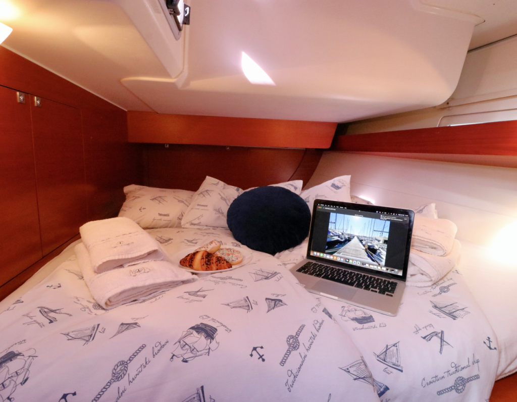 Sailing yacht 