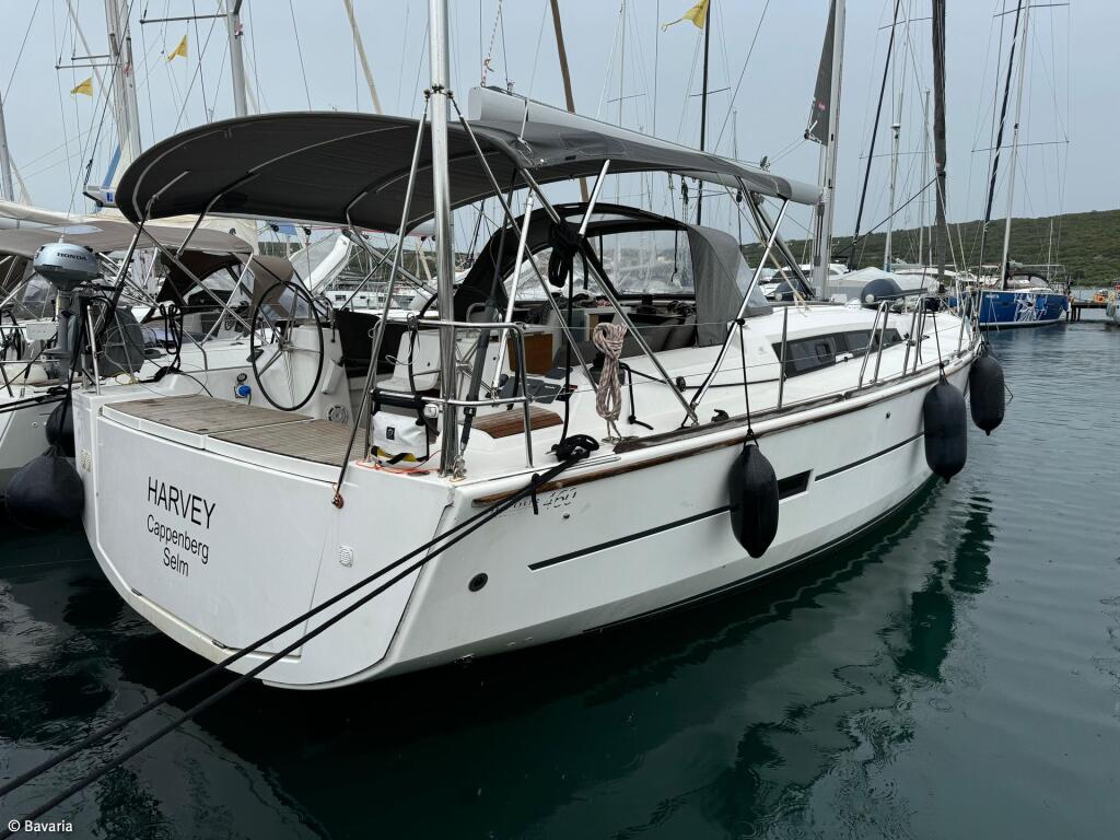 Sailing yacht 