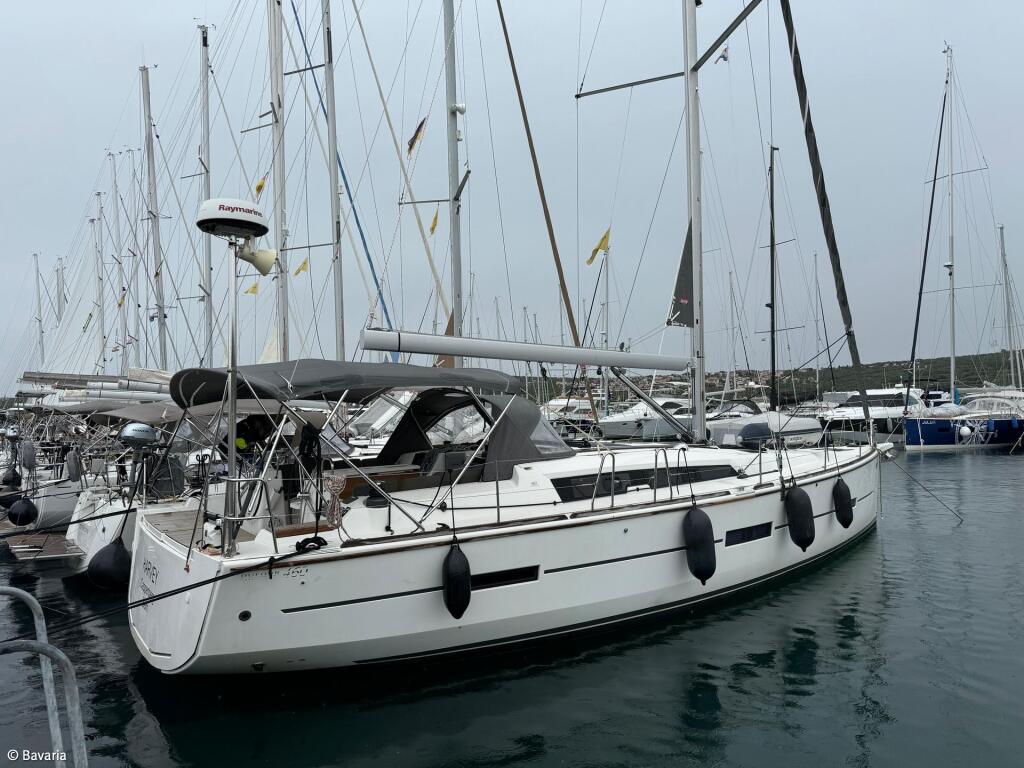 Sailing yacht 