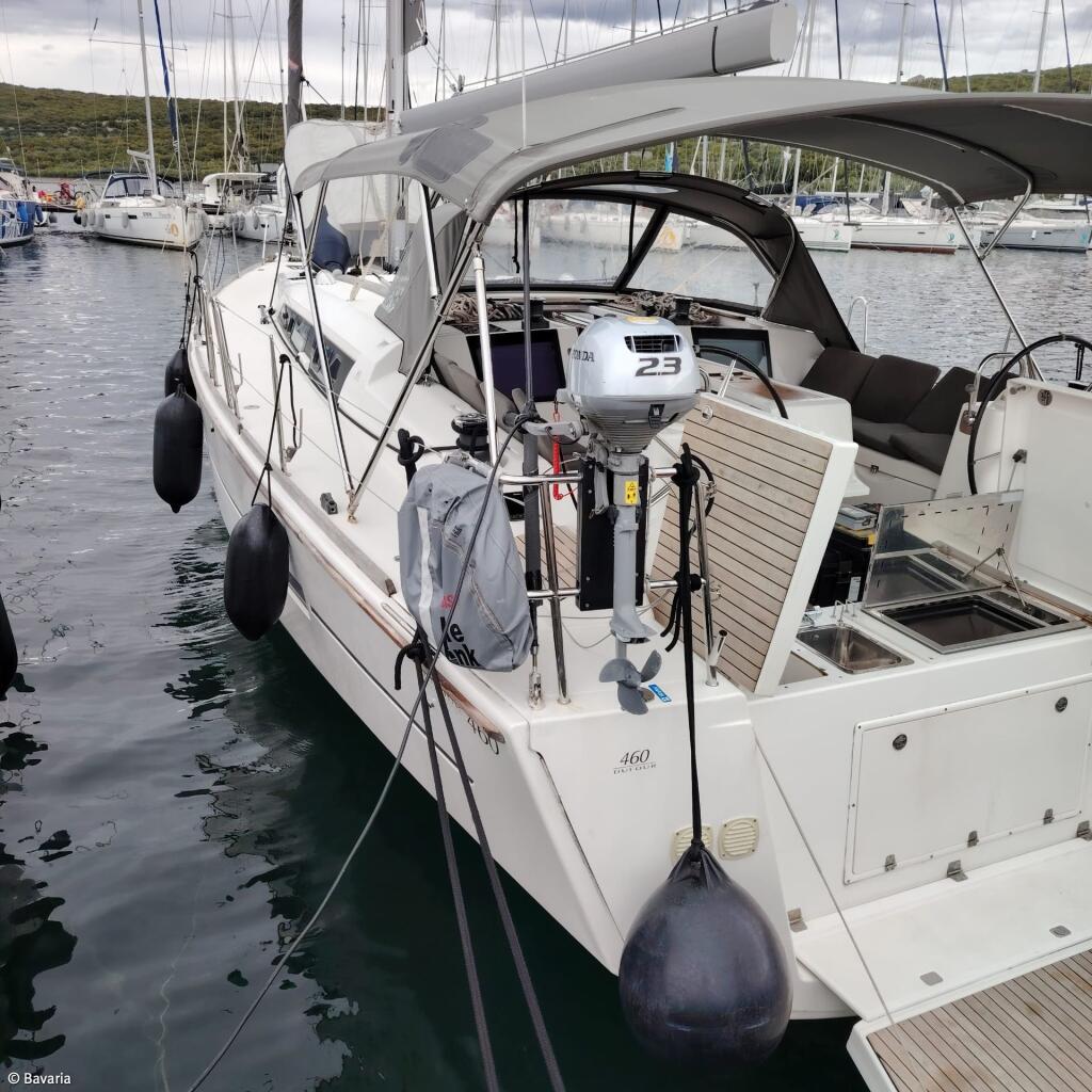 Sailing yacht 
