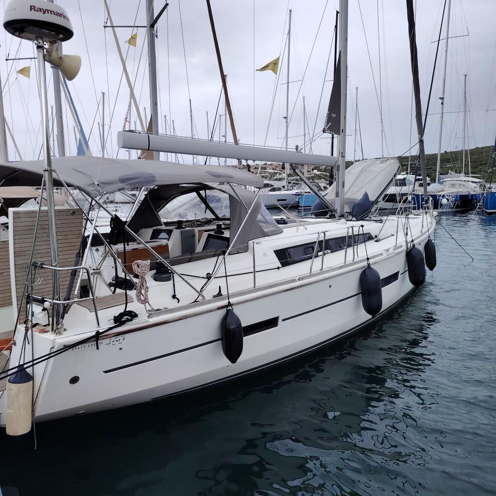 Sailing yacht 