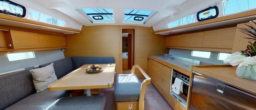 Sailing yacht 