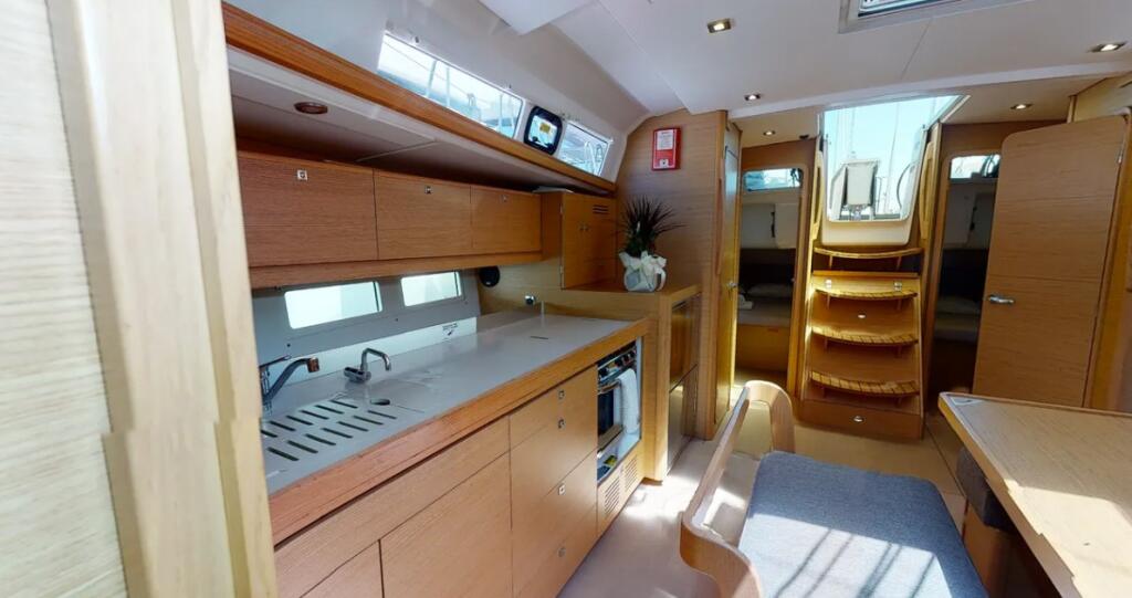Sailing yacht 