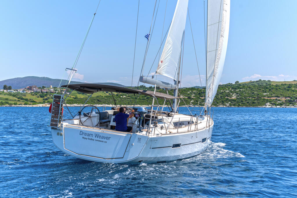 Sailing yacht 