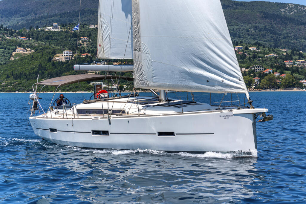 Sailing yacht 