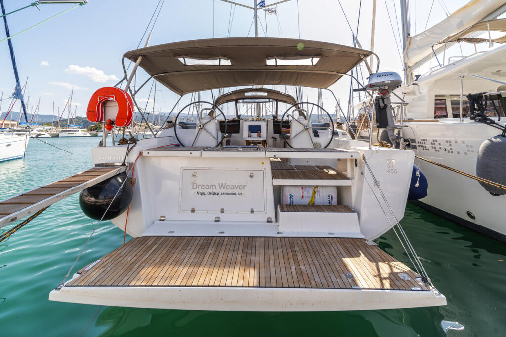 Sailing yacht 