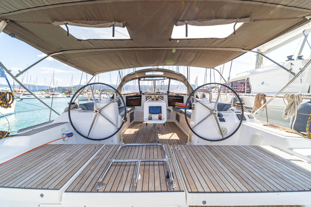 Sailing yacht 