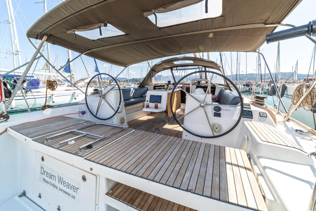 Sailing yacht 