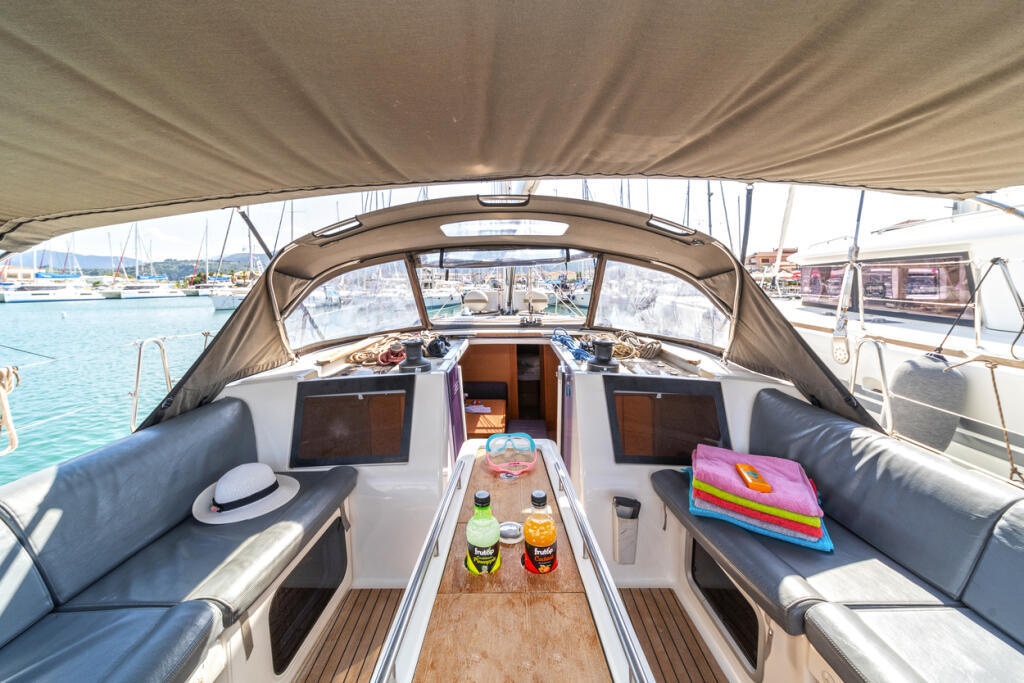 Sailing yacht 