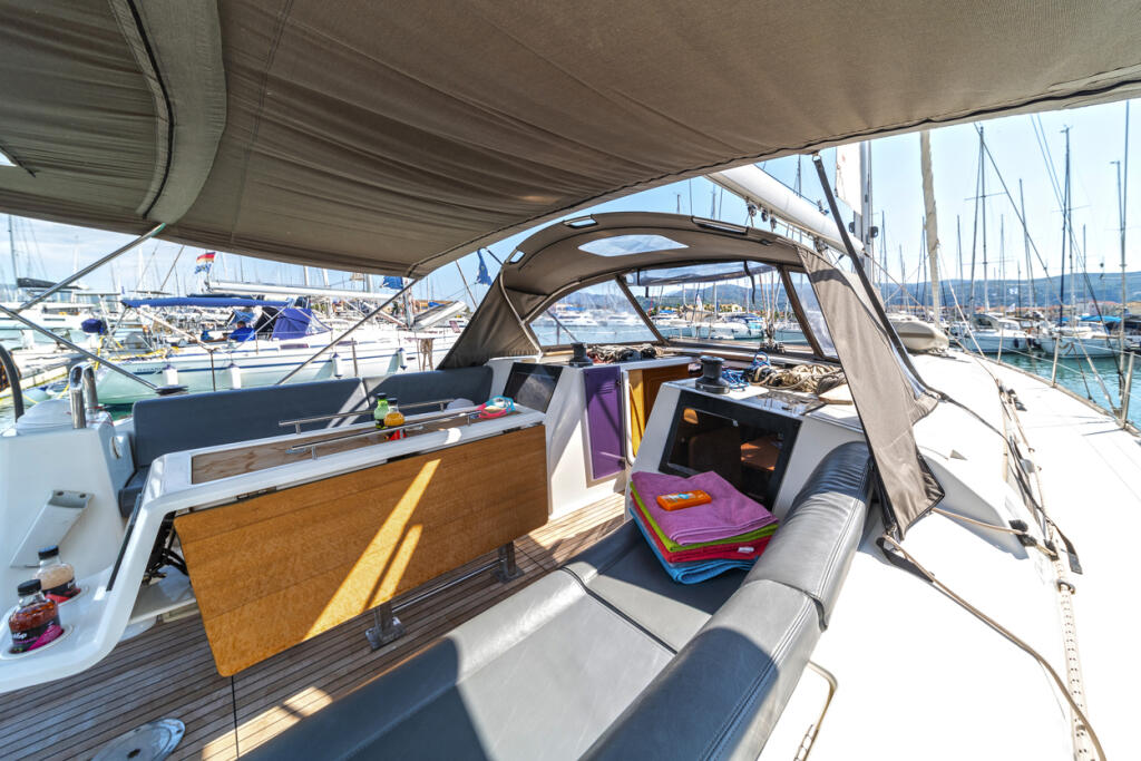 Sailing yacht 