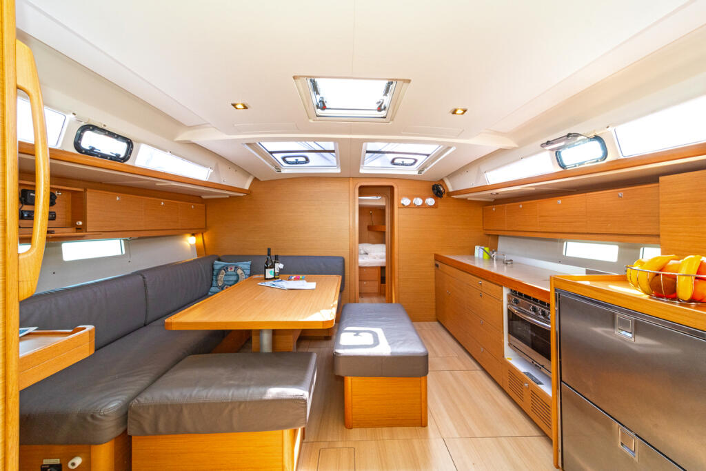 Sailing yacht 