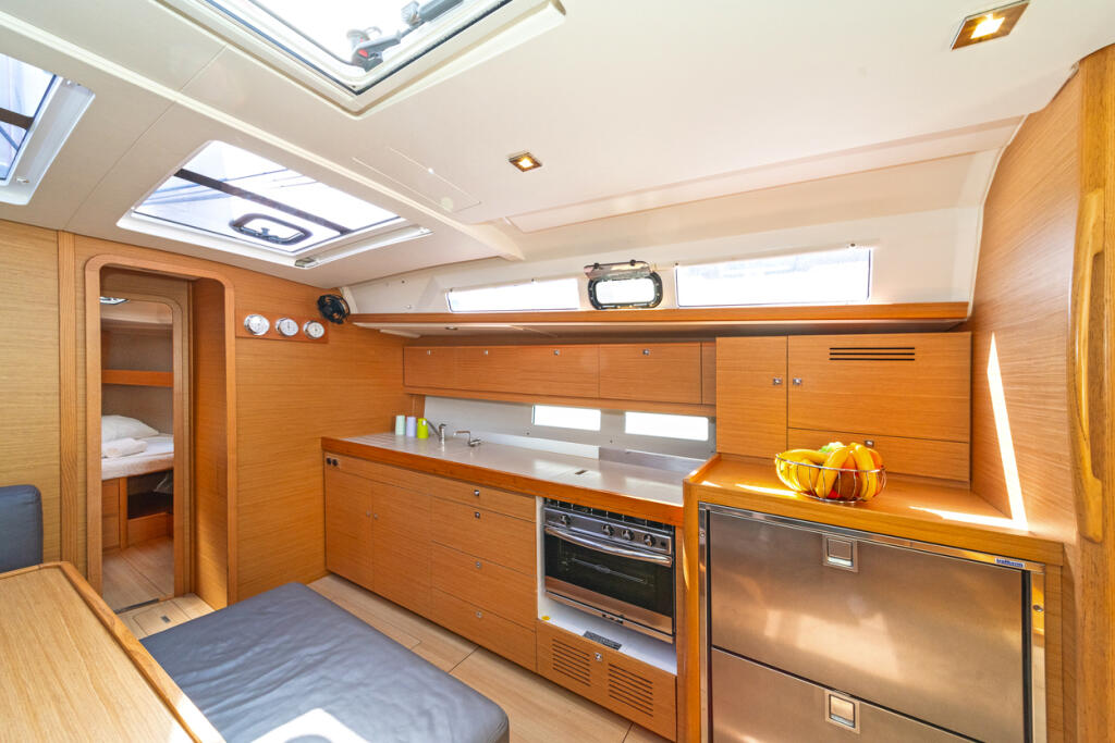Sailing yacht 
