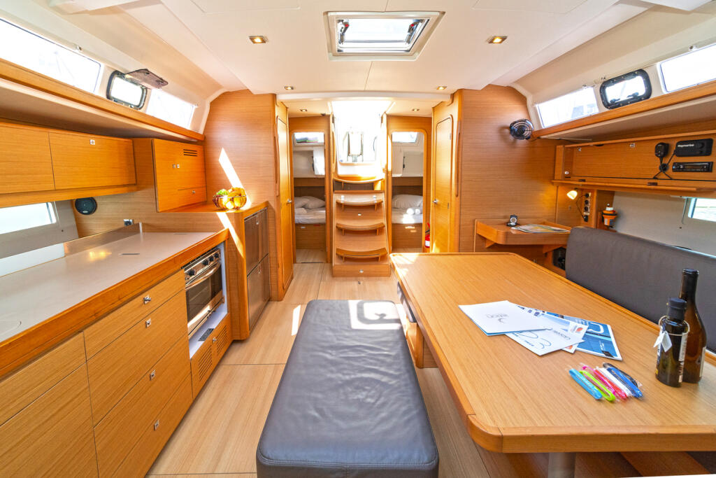 Sailing yacht 