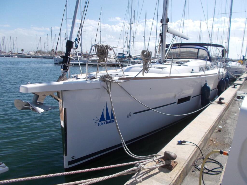 Sailing yacht 