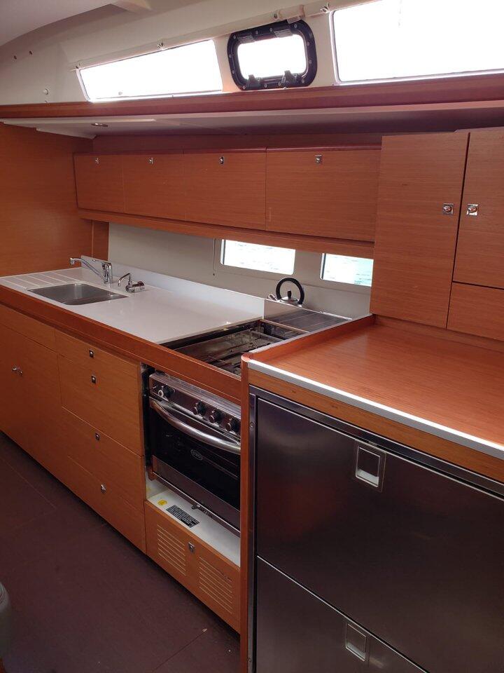 Sailing yacht 