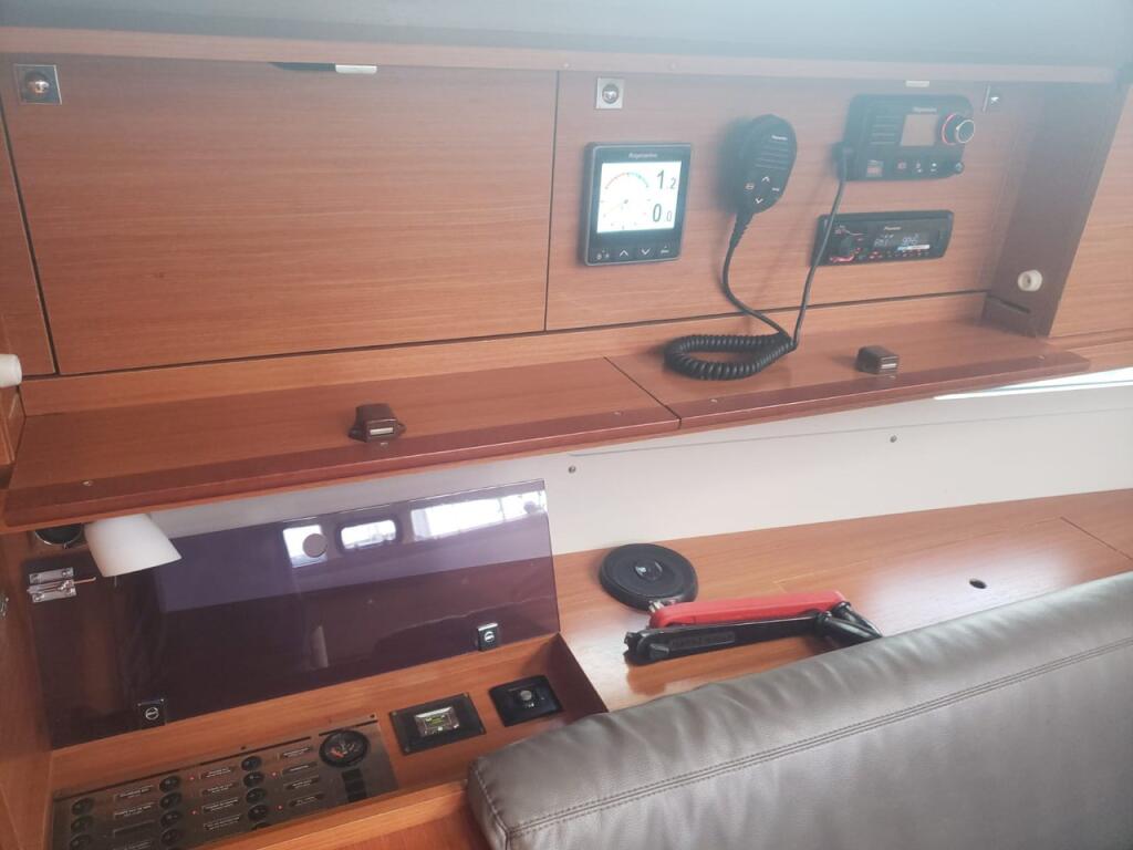 Sailing yacht 