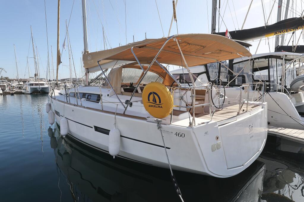 Sailing yacht 