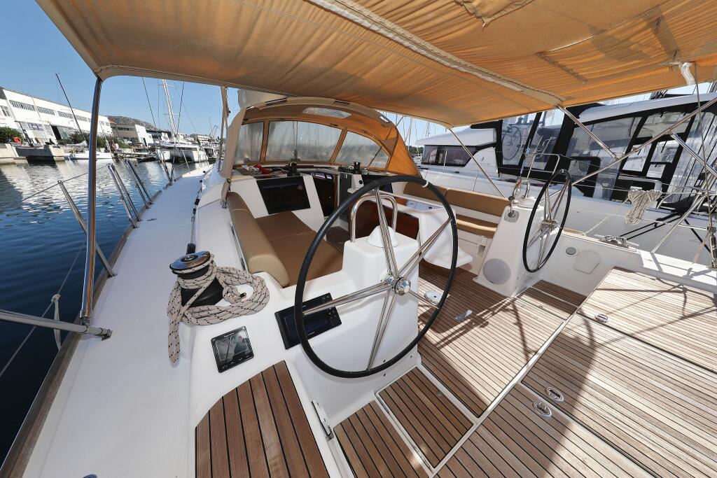 Sailing yacht 