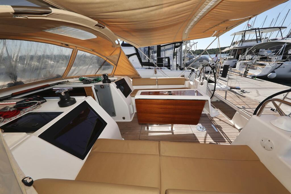 Sailing yacht 