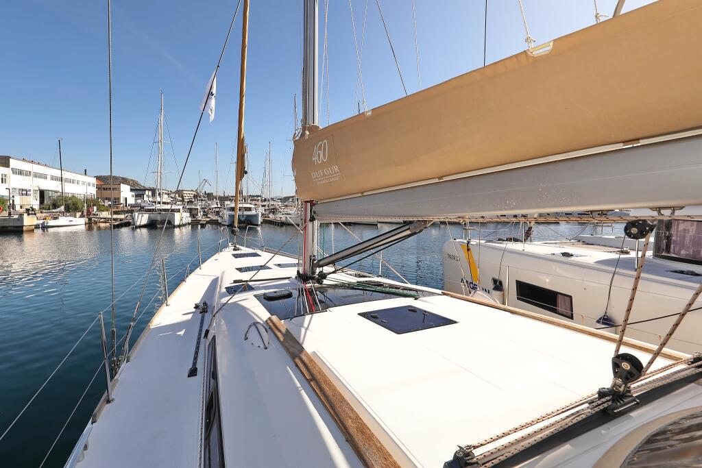 Sailing yacht 
