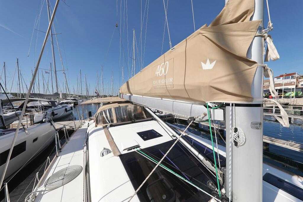 Sailing yacht 
