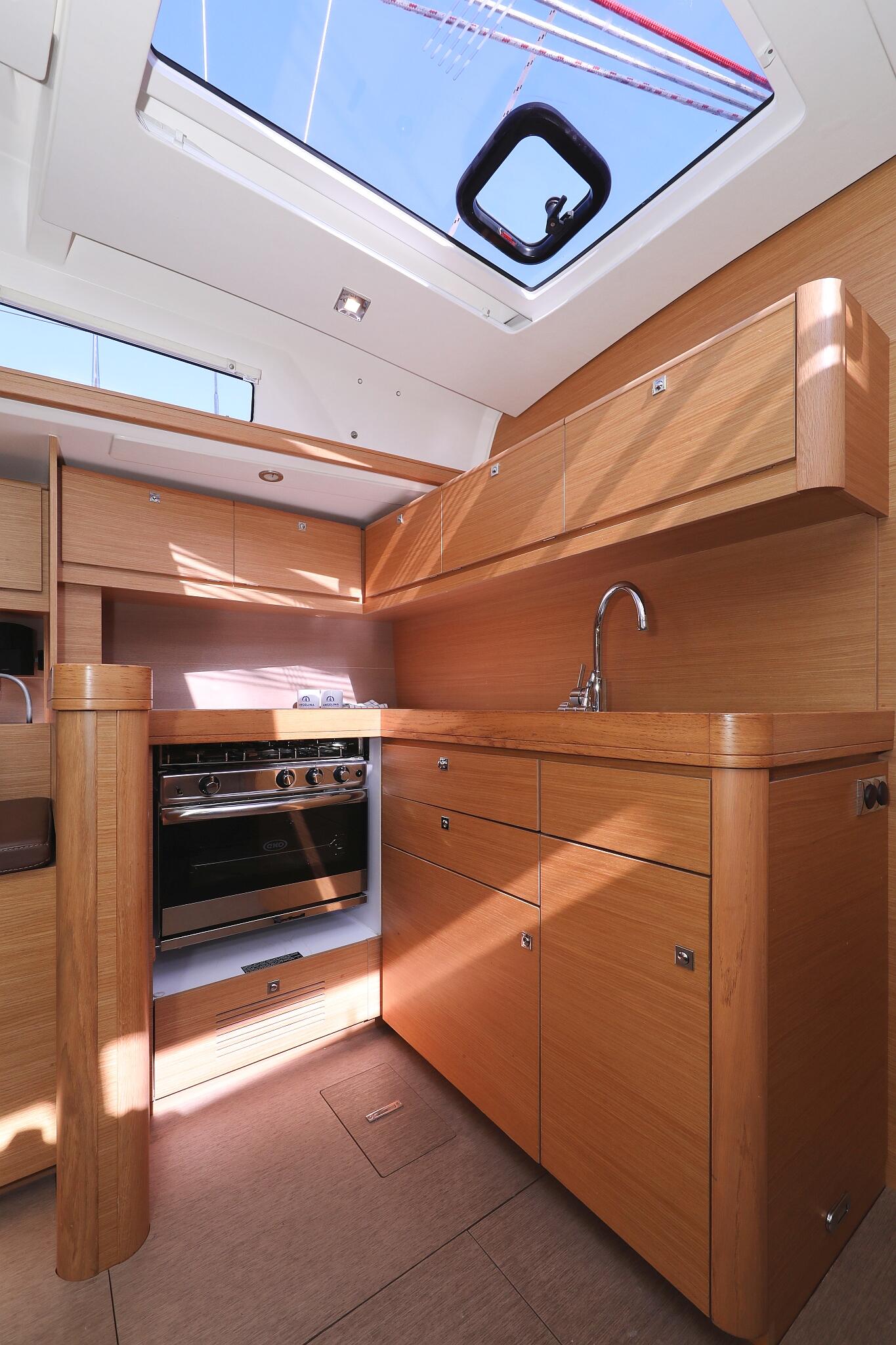 Sailing yacht 