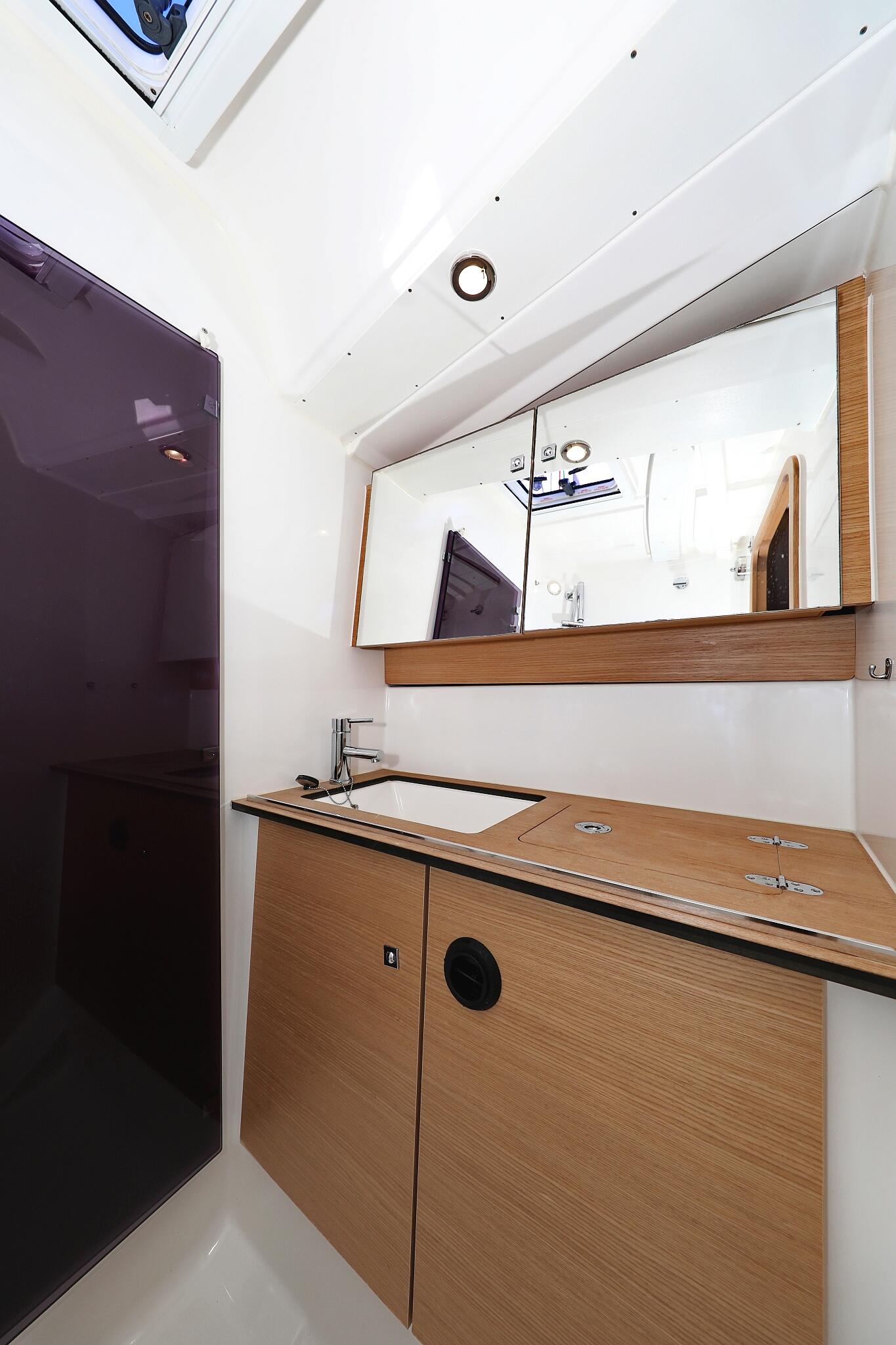 Sailing yacht 