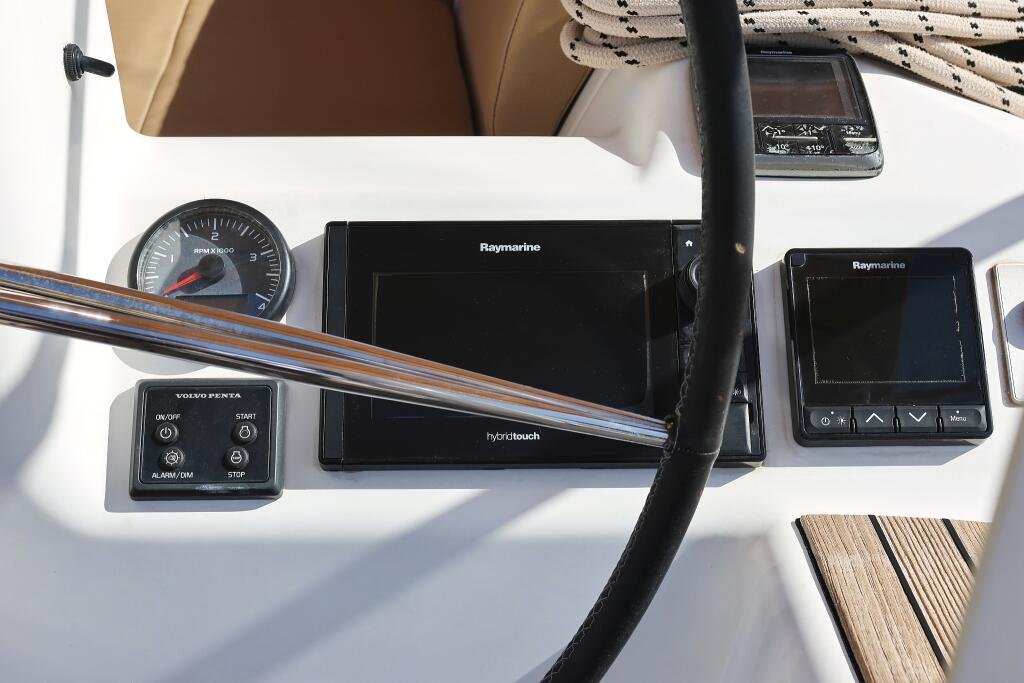 Sailing yacht 
