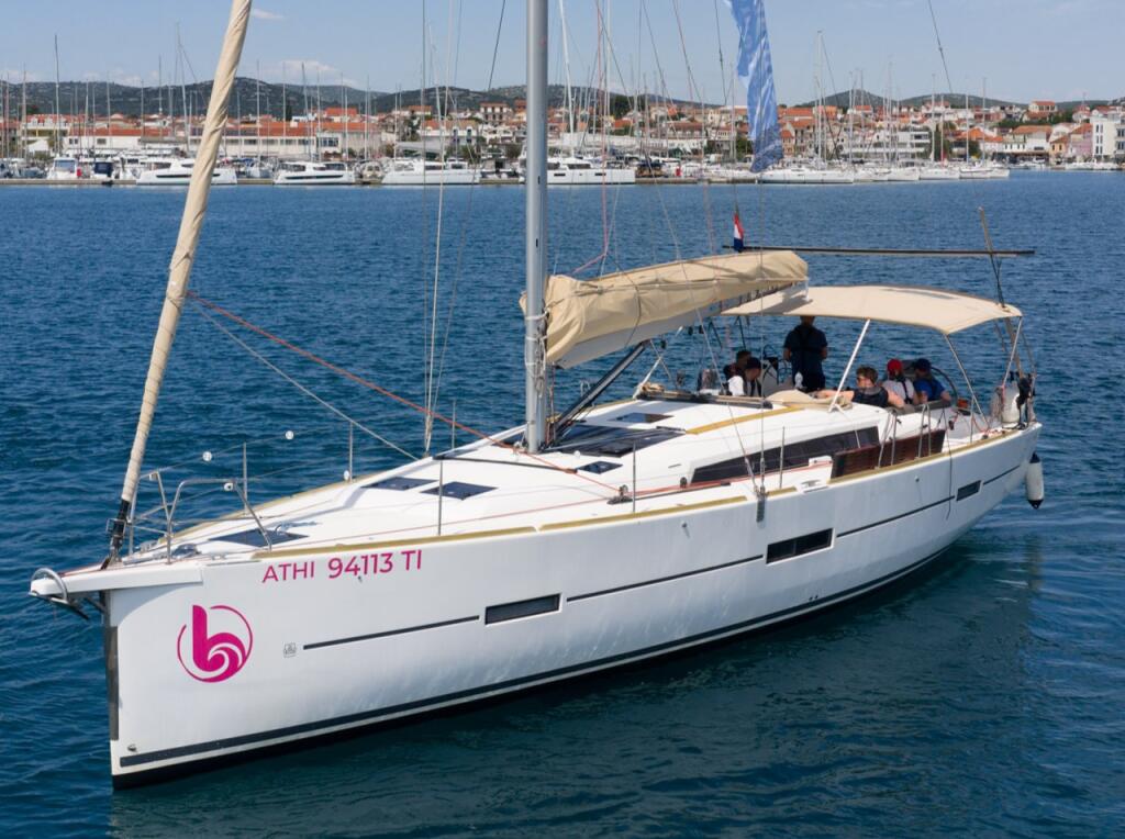 Sailing yacht 
