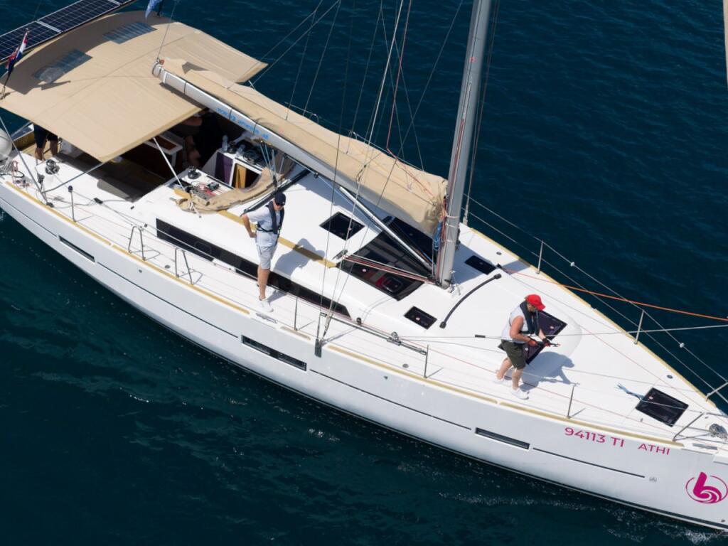 Sailing yacht 