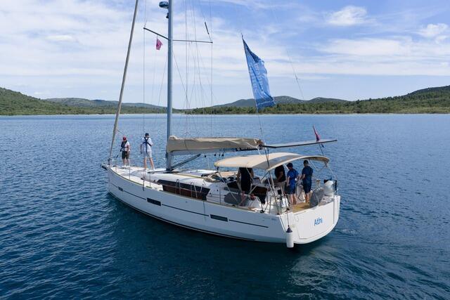 Sailing yacht 